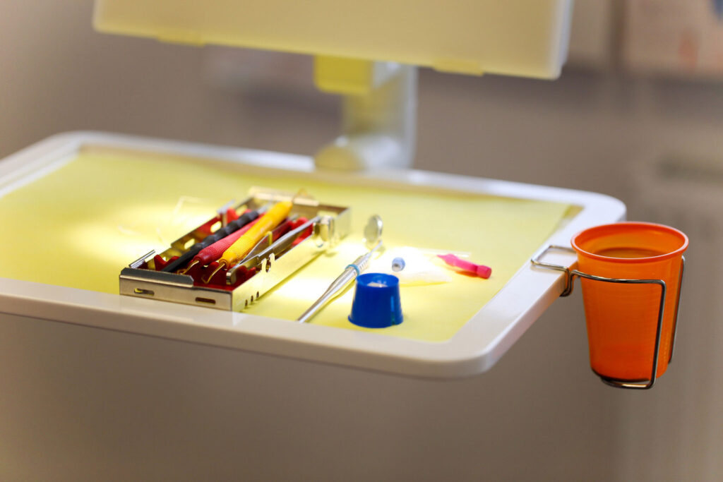 Zahnarztwerkzeug auf einem Tisch zur Vorbereitung der Gratis Zahnspange in Wien